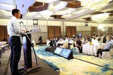KHIDMAT DIPERLUAS: Encik Ong Ye Kung (kiri) semalam mengumumkan Kementerian Kesihatan merancang untuk menambah seganda bilangan katil di rumah jagaan kepada lebih 31,000 dalam masa 10 tahun akan datang. - Foto ZAOBAO