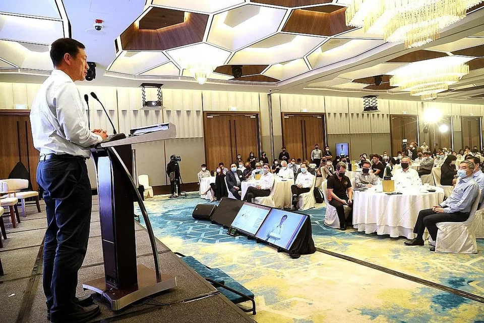 KHIDMAT DIPERLUAS: Encik Ong Ye Kung (kiri) semalam mengumumkan Kementerian Kesihatan merancang untuk menambah seganda bilangan katil di rumah jagaan kepada lebih 31,000 dalam masa 10 tahun akan datang. - Foto ZAOBAO