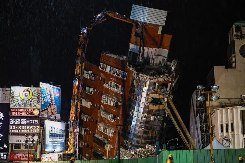 Para pekerja dilihat berhampiran bangunan kediaman Uranus yang sebahagiannya runtuh berikutan gempa bumi magnitud 7.4 di Taiwan.