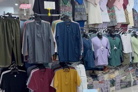 Pakaian untuk kaum lelaki dan kanak-kanak juga mudah didapati di KWC dengan harga mengikut potongan, mutu kain dan kualiti.