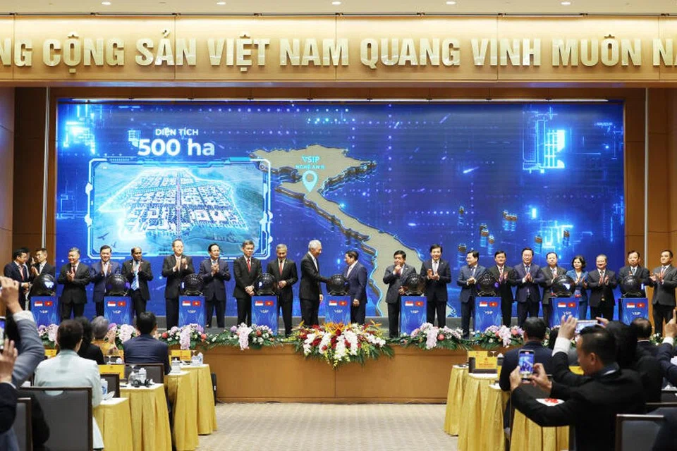 TINGKAT HUBUNGAN EKONOMI: Perdana Menteri, Encik Lee Hsien Loong (tengah) dan Perdana Menteri Vietnam, Encik Pham Minh Chinh, yang menghadiri Sidang bagi Menggalak Pelaksanaan Projek Kerjasama Vietnam-Singapura, berbincang tentang langkah meluaskan lagi hubungan dua hala. 