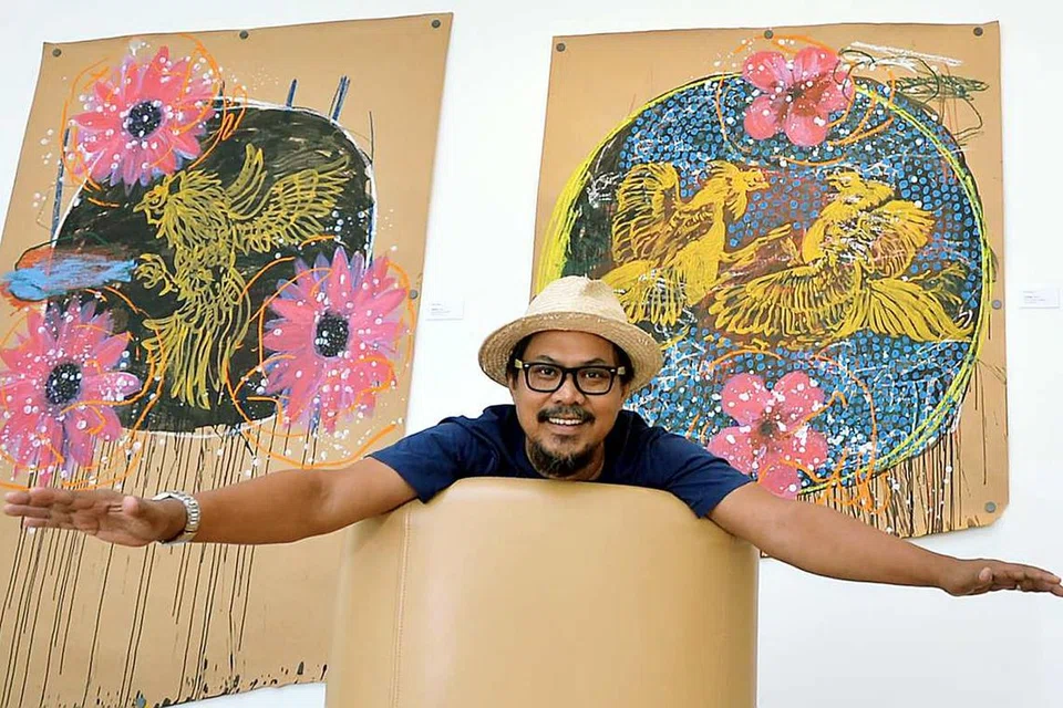MENEROKA DINAMISME BUDAYA DAN IDENTITI: Sedang seniman Singapura, Adi Yadoni (gambar), menghasilkan lukisan ayam sebagai simbol tenaga, tuah dan cinta, seniman asal Indonesia yang kini menetap di Denmark, Awang Behartawan, pula menjana idea bagi karya geometri yang menggunakan kapal terbang kertas yang diperbuat daripada kertas berhala sebagai lambang putaran kehidupan. - Foto KHALID BABA