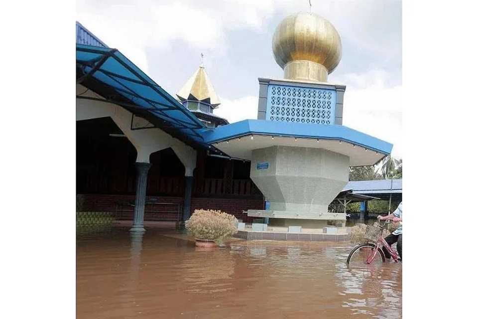 MASJID DINAIKI AIR: Keadaan banjir di Masjid Jamek Parit Warijo, Seri Medan, Batu Pahat, Johor, baru-baru ini. - Foto NSTP