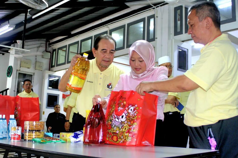 Menteri Negara (Penerangan dan Pembangunan Digital merangkap Kesihatan), Cik Rahayu Mahzam (tengah), bersama pengerusi projek Dana Kita Prihatin (DKP), Encik Borhan Saini (kiri), dan Presiden Kelab Pondok Peranakan Gelam (PPGC), Encik Gazali Subni, semasa acara pengagihan habuan DKP di Masjid Kampong Delta pada 22 Mac. 
