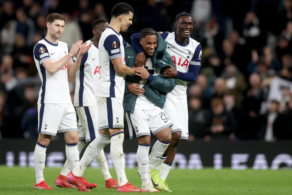 Pemain Tottenham Hotspur meraikan kejayaan mereka mengalahkan AZ Alkmaar 3-2 secara agregat pada aksi 16 terakhir Piala Europa. 