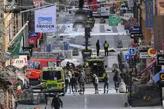 LELAKI YANG DISYAKI LAKUKAN SERANGAN: Lelaki yang memakai hoodie ini ditangkap kerana disyaki memandu lori yang merempuh orang ramai di luar sebuah gedung beli-belah di tengah-tengah Stockholm kelmarin. Keadaan di tempat kejadian yang mengorbankan empat jiwa ditutup bagi membolehkan pihak berkuasa menjalankan siasatan (gambar atas). - Foto-foto REUTERS