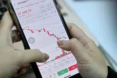 Foto yang diambil pada 12 Februari 2026 menunjukkan seorang pelabur mata wang kripto Vietnam melihat nilai terkini Bitcoin melalui telefon pintarnya di Hanoi. Sebagai pelajar tahun pertama sains komputer di Hanoi, Hoang Le mula berdagang kripto dari bilik asrama universitinya, didorong rakan-rakan yang meraih keuntungan besar, sehingga pegangan digitalnya pernah mencecah AS$200,000 ( S$272,000)  kira-kira 50 kali ganda purata pendapatan tahunan di Vietnam. Namun, nilainya menjunam ke sifar apabila harga Bitcoin dan mata wang kripto lain merudum dalam beberapa bulan kebelakangan ini.