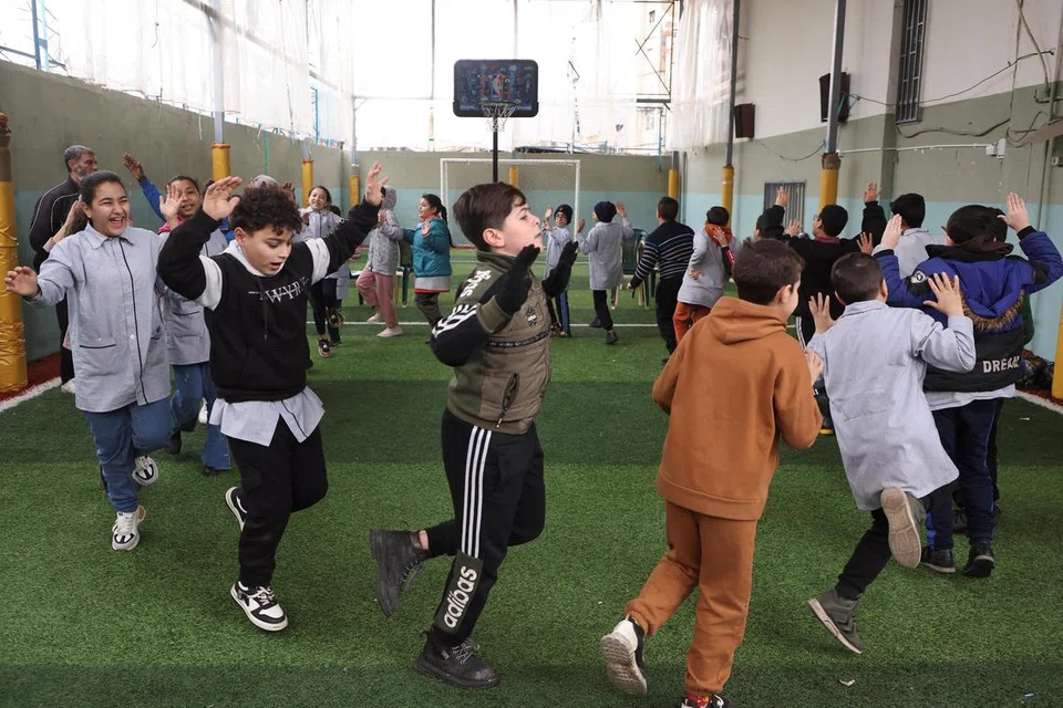 Para pelajar Palestin bermain bersama di dalam sebuah sekolah yang dikendalikan oleh Agensi Bantuan dan Kerja Menyelamat PBB (UNRWA) bagi pelarian Palestin di kem pelarian Shatila Palestin, Beirut, Lebanon pada  30 Januari.