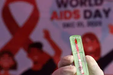 HARI AIDS SEDUNIA: Seorang sukarelawan menerima contoh darah semasa kem ujian Aids sempena Hari Aids Sedunia di daerah lampu merah Sonagachi di Kolkata, India, pada 1 Disember. Hari Aids Sedunia disambut khusus bagi melibatkan orang ramai dalam program kesedaran, pencegahan dan rawatan HIV/Aids, dengan tema 2023, ‘Biar Komuniti Memimpin’. 