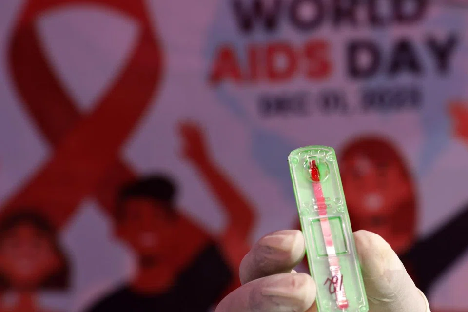 HARI AIDS SEDUNIA: Seorang sukarelawan menerima contoh darah semasa kem ujian Aids sempena Hari Aids Sedunia di daerah lampu merah Sonagachi di Kolkata, India, pada 1 Disember. Hari Aids Sedunia disambut khusus bagi melibatkan orang ramai dalam program kesedaran, pencegahan dan rawatan HIV/Aids, dengan tema 2023, ‘Biar Komuniti Memimpin’. 