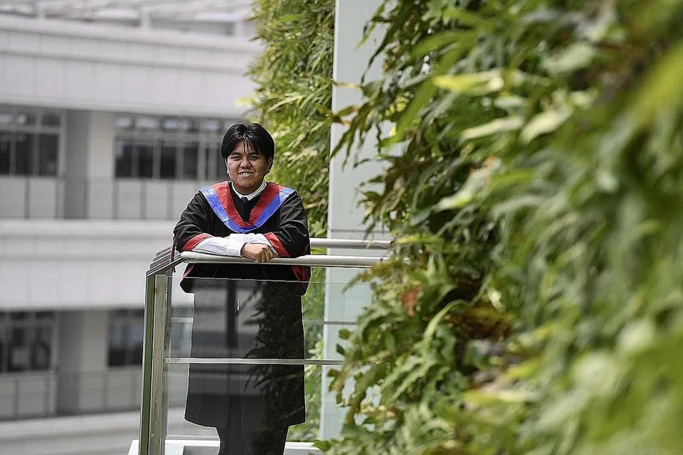 KINI BERJAYA MASUK POLY: Encik Shuqri merupakan antara lulusan terbaik yang diiktiraf sebagai Pemenang Pingat Emas Tay Eng Soon. - Foto oleh DESMOND FOO