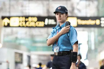 LEBIH TERPERINCI: Kamera yang dipasang di badan akan membolehkan pegawai keselamatan Perkhidmatan Terminal Lapangan Terbang Singapura (Sats) darjah penglihatan yang lebih baik dalam memantau kegiatan di Lapangan Terbang Changi semasa menjalankan rondaan. - Foto SATS LTD