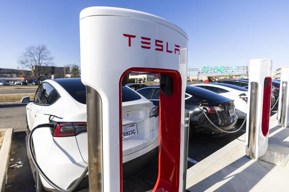 JUALAN NAIK PERLAHAN: Pemandu Tesla mengecas semula kenderaan mereka di Stesen Tesla di Springfield, Virginia, Amerika Syarikat. Walaupun jualan kenderaan elektrik (EV) berkembang pada kadar yang lebih perlahan menjelang akhir 2023, rekod satu juta EV telah dijual di Amerika pada tahun kalendar yang lalu, menurut Persatuan Peniaga Automotif Kebangsaan.