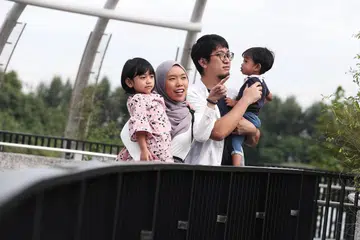 "Tugasan di rumah, tugasan mendidik anak-anak boleh dikongsi seperti pepatah 'Berat sama dipikul, ringan sama di jinjing'. 'Keharmonian hubungan pasangan suami dan isteri akan memberi kesan yang positif pada anak-anak dan dapat membantu dalam pembangunan anak-anak. Tentunya sukar, apabila penat seharian bekerja dan harus memberikan sepenuh perhatian pada anak-anak.