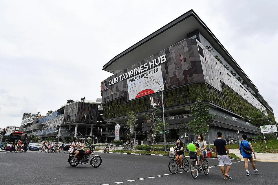 HAB INKLUSIF: Pengarah Kanan OTH, Encik Suhaimi Rafdi, berkata oleh kerana matlamat hab itu ialah membentuk, menghubungkan dan memperkaya masyarakat, ia dan rakan kongsi F&B memutuskan membantu keluarga kurang mampu sempena Ramadan. - Foto fail BH