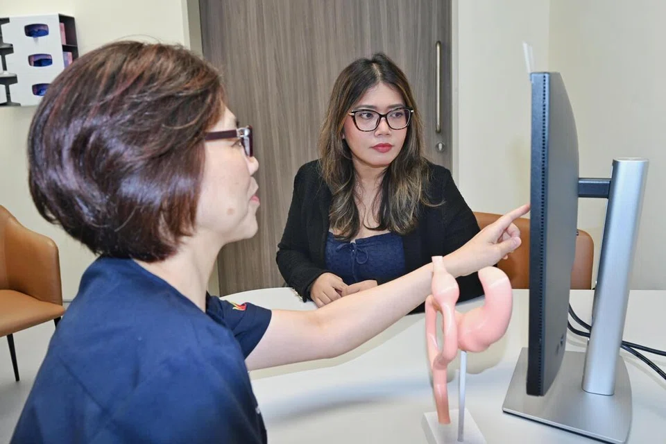 Cik Nurmadiha Ishak (kanan) berjaya kehilangan lebih 30 kilogram berat badan setelah menjalani pembedahan bariatrik.