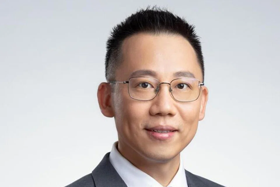 Bekas Ketua Pegawai Eksekutif (CEO) unit perniagaan antarabangsa SingPost, Encik Li Yu, akan mencabar tindakan memecatnya. 