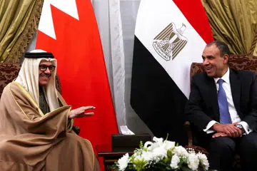 Menteri Luar Mesir, Encik Badr Abdelatty (kanan), mengadakan perbincangan dengan Menteri Luar Bahrain, Encik Abdullatif Al-Zayani, di Istana Al Tahrir, Mesir, bagi membincangkan butiran pelan pembinaan semula Gaza. 
