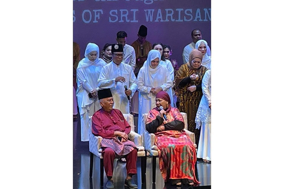 SENTIASA BERSAMA: Encik Ahmad Syawal (duduk kiri) merupakan suami yang menjadi tulang belakang kerjaya Cik Som Said (duduk kanan) dalam bidang tari, disingkap dalam pementasan Syukur 25 - sempena ulang tahun Sri Warisan Som Said yang ke-25. - Foto BM oleh HANIM MOHD SALEH