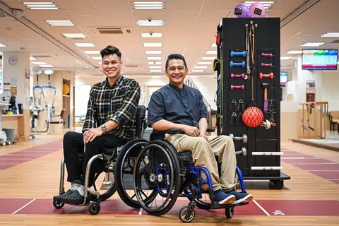 BAHAGIA: Encik Asyraf Ghazali (kiri) dan Encik Sam Subian terharu dapat bergerak semula selepas beberapa tahun lumpuh akibat kemalangan yang mencederakan tulang belakang mereka.