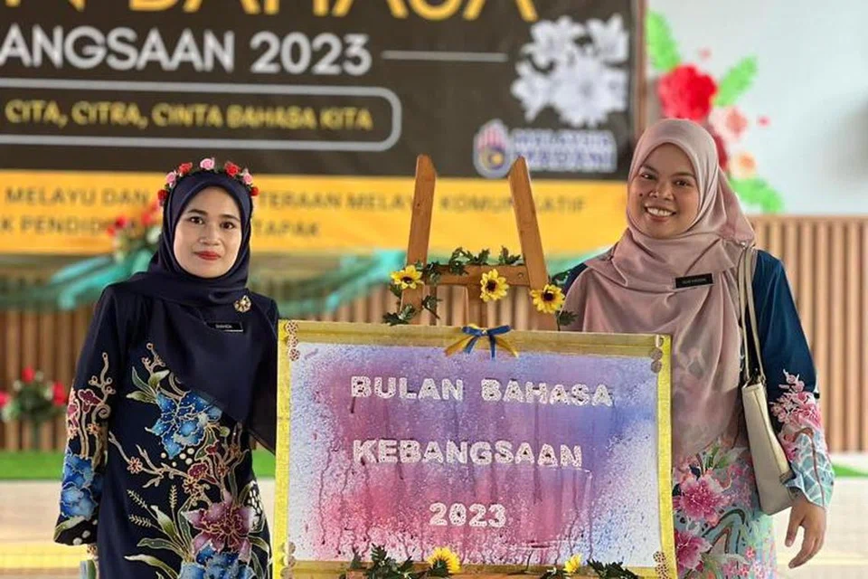 RASMI: Guru Sekolah Menengah Kebangsaan Pendidikan Khas Setapak, Kuala Lumpur meraikan bulan Oktober yang diangkat sebagai Bulan Kebangsaan di Malaysia. 