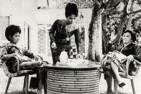 MADU TIGA: Isu poligami dalam filem P. Ramlee ini, walau diketengahkan secara jenaka, mengandungi pengajaran supaya berlaku telus dan adil jika ingin berkahwin lebih daripada satu. - Foto SHAW BROTHERS