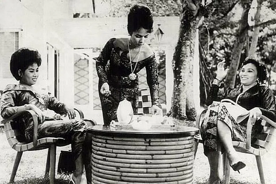 MADU TIGA: Isu poligami dalam filem P. Ramlee ini, walau diketengahkan secara jenaka, mengandungi pengajaran supaya berlaku telus dan adil jika ingin berkahwin lebih daripada satu. - Foto SHAW BROTHERS