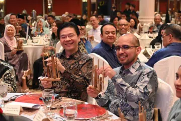 Perdana Menteri, Encik Lawrence Wong, bersama Presiden LBKM, Dr Syed Harun Alhabsyi, menyertai sekitar 700 tamu bermain angklung di majlis jamuan malam amal sempena ulang tahun ke-60 Lembaga Biasiswa Kenangan Maulud (LBKM) di Grand Ballroom, Orchid Country Club pada 24 Januari.