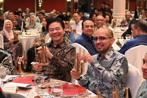 Perdana Menteri, Encik Lawrence Wong, bersama Presiden LBKM, Dr Syed Harun Alhabsyi, menyertai sekitar 700 tamu bermain angklung di majlis jamuan malam amal sempena ulang tahun ke-60 Lembaga Biasiswa Kenangan Maulud (LBKM) di Grand Ballroom, Orchid Country Club pada 24 Januari.