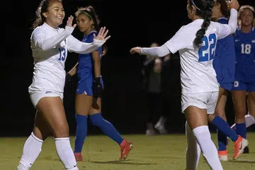 TEBAR PENGALAMAN: Putri (kiri, gambar atas) meraikan golnya dalam satu perlawanan untuk Kolej Eastern State Florida pada November lalu. Beliau adalah pemain wanita pertama negara untuk menjulang kejuaraan NJCAA Amerika pada November lalu. - Foto EASTERN STATE FLORIDA UNIVERSITY 