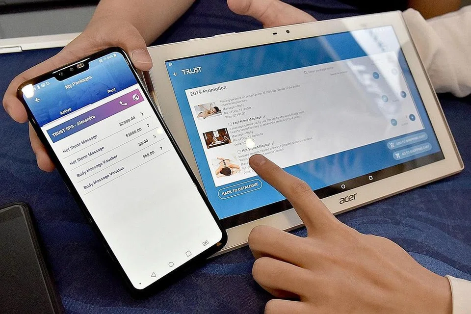BERI JAMINAN: EZ-Link semalam melancarkan wadah digital program Trust, yang memudahkan pelanggan berurusan dengan pengendali spa, serta memberi jaminan untuk mendapatkan bayaran balik bagi pakej yang telah dibeli jika syarikat itu gulung tikar. - Foto BH oleh JASMINE CHOONG