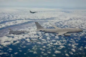 Pesawat RSAF dan TNI AU F-16 menjalankan pengisian minyak di udara dengan Pengangkutan Tangki Pelbagai Peranan A330 RSAF semasa Latihan Elang Indopura.