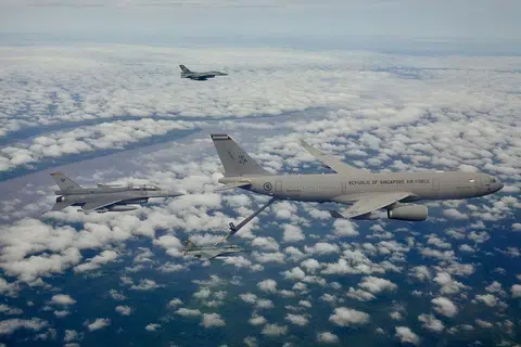 Pesawat RSAF dan TNI AU F-16 menjalankan pengisian minyak di udara dengan Pengangkutan Tangki Pelbagai Peranan A330 RSAF semasa Latihan Elang Indopura.