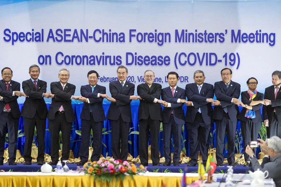 Menteri-menteri ehwal luar negara Asean memaparkan semangat perpaduan dalam satu mesyuarat di Vientiane, Laos, pada 20 Februari 2020. - Foto: REUTERS.
