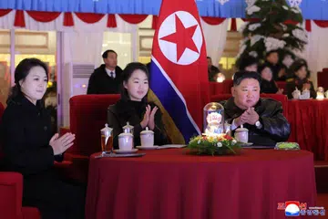 Gambar yang dikeluarkan oleh Agensi Berita Pusat Korea (KCNA) menunjukkan pemimpin Korea Utara, Kim Jong Un (kanan), bersama anak perempuannya Kim Ju Ae (tengah) dan isterinya Ri Sol Ju, bertepuk tangan semasa sebuah persembahan seni bagi meraikan sambutan Tahun Baru 2026 di Stadium May Day, Pyongyang, Korea Utara, pada 1 Januari 2026. Menurut KCNA, Kim Jong Un menyampaikan ucapan yang memuji pencapaian negara itu sepanjang 2025 serta menyeru perpaduan nasional menjelang Kongres ke-9 Parti Pekerja Korea.