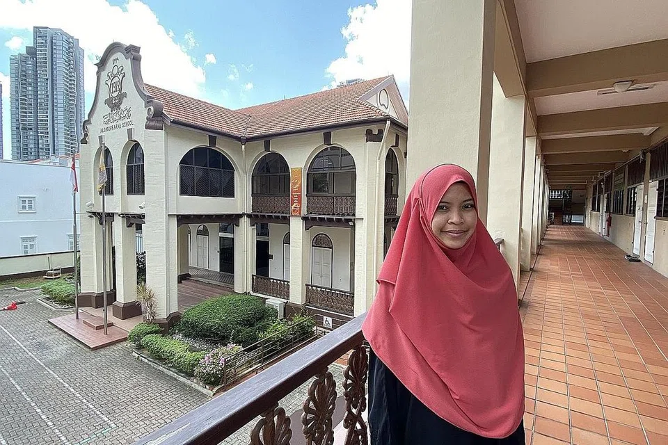 HARAPAN TINGGI: Ustazah Asyunifar berharap dengan kelulusan asatizah yang semakin tinggi, mereka bukan meningkatkan mutu pendidikan sahaja, bahkan membudayakan amalan melakukan penyelidikan. - Foto ihsan USTAZAH ASYUNIFAR ABU