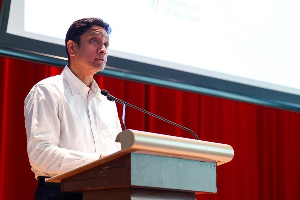 Dinesh Vasu Dash, Tenaga Manusia