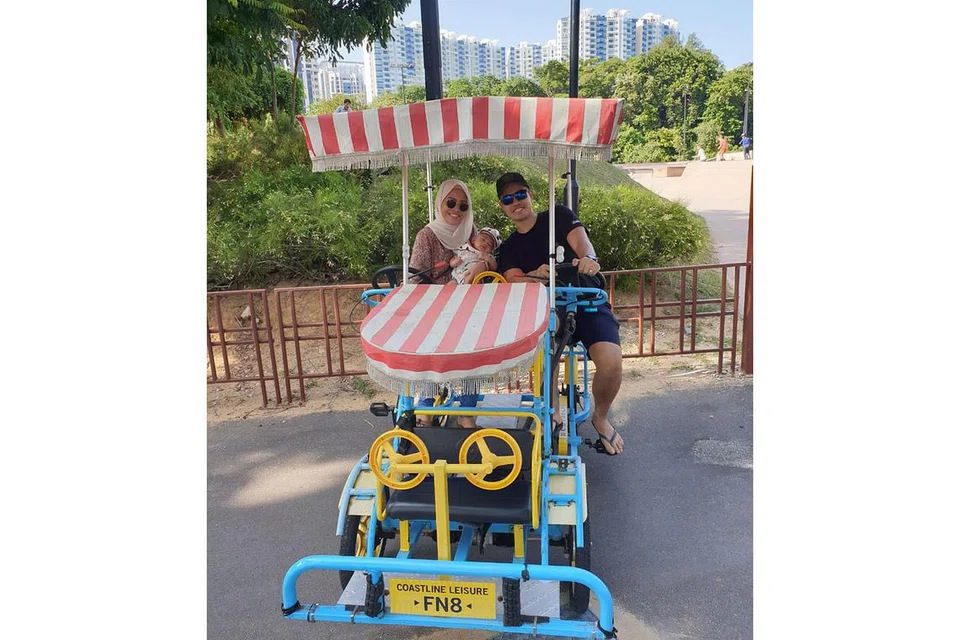 MASA DENGAN PASANGAN JUGA PERLU: Cik Syakinah (kiri) bersama suaminya Encik Haziq dan anak mereka Ilhan. Walaupun sering meluangkan masa bersama anak mereka bertiga, Cik Syakinah turut menekankan masa bersama pasangan yang juga perlu diutamakan. - Foto ihsan NUR SYAKINAH SAHAK
