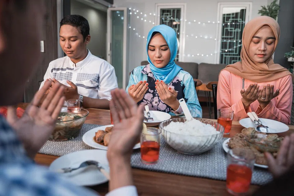 Selain menahan diri daripada lapar dan dahaga, berpuasa juga memberi kesan baik kepada tubuh dari segi fizikal iaitu dengan memulihkan fungsi tubuh serta merangsang pemikiran dan emosi positif.