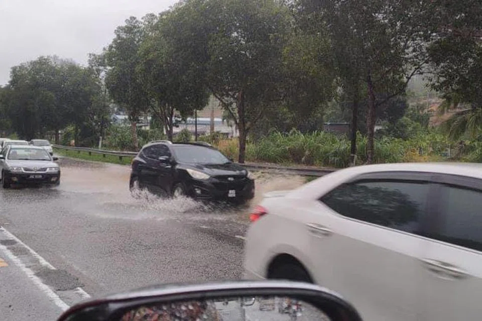 BANJIR KILAT: kira-kira 25 lokasi sekitar bandar raya Johor Bahru dilanda banjir kilat akibat hujan lebat berterusan selama beberapa jam pada 6 Disember.