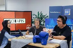 SEMBANG SANTAI: Pendengar pasti tidak kering gusi dengan karenah pengacara #NoTapis, Suhaimi (kanan) dan Shahida (kiri) dengan tetamu undangan, petinju profesional, Ridhwan 'The Chosen Wan'. - Foto BH oleh IQBAL FAIZAL