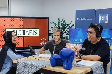SEMBANG SANTAI: Pendengar pasti tidak kering gusi dengan karenah pengacara #NoTapis, Suhaimi (kanan) dan Shahida (kiri) dengan tetamu undangan, petinju profesional, Ridhwan 'The Chosen Wan'. - Foto BH oleh IQBAL FAIZAL