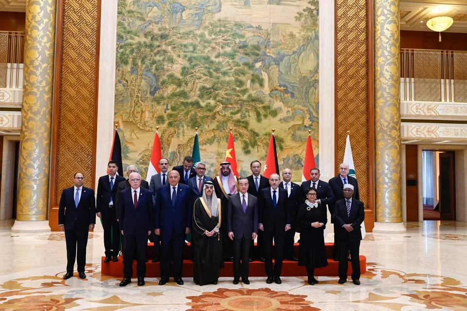 MOHON BANTUAN CHINA: Menteri Luar China, Encik Wang Yi (barisan depan, empat dari kanan) bergambar bersama menteri-menteri dari negara Arab dan Islam dalam pertemuan di Beijing pada Isnin. Mereka menggesa segera ditamatkan pertempuran dan bantuan kemanusiaan disalurkan ke  Gaza.
