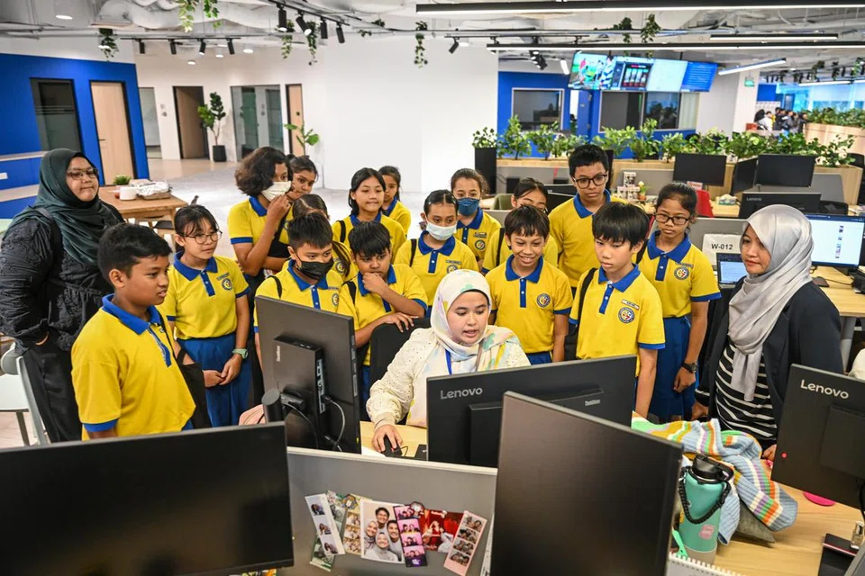 GIGIH DEKATI AUDIENS: Dalam meneruskan usaha transformasi digital, mendekati audiens daripada semua peringkat usia secara fizikal terus menjadi keutamaan bilik berita. Antaranya ialah lawatan pelajar ke BH. 