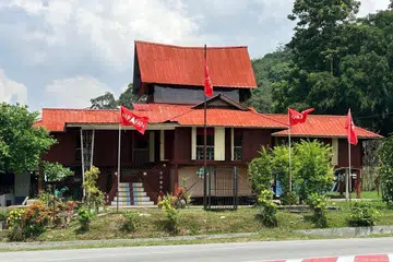 Pemilik sebuah kediaman di Seri Menanti, Negeri Sembilan, mengibarkan bendera Pakatan Harapan (PH).