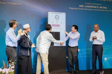 LANGKAH KE HADAPAN: Encik Lawrence Wong (dua dari kanan) merasmikan pelancaran akaun TikTok RRG semasa Rahat Tahunan ke-18 RRG di Shangri-La Rasa Sentosa pada Rabu. Bersamanya di pentas ialah (dari kanan) Menteri Undang-Undang merangkap Ehwal Dalam Negeri, Encik K. Shanmugam; Pengerusi Bersama RRG, Ustaz Dr Mohamed Ali dan Ustaz Mohamad Hasbi Hassan serta Menteri Negara (Ehwal Dalam Negeri merangkap Pembangunan Negara), Profesor Madya Dr Muhammad Faishal Ibrahim.