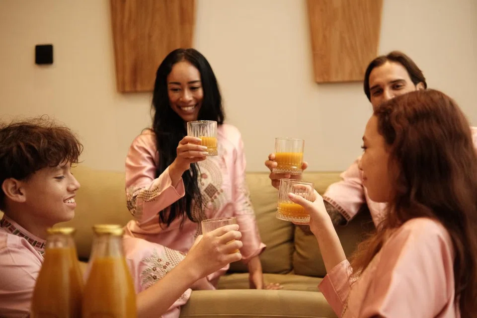 Minuman jamu boleh diamalkan oleh seisi keluarga kerana ramuan herba yang semula jadi dianggap selamat dan mudah disediakan. 