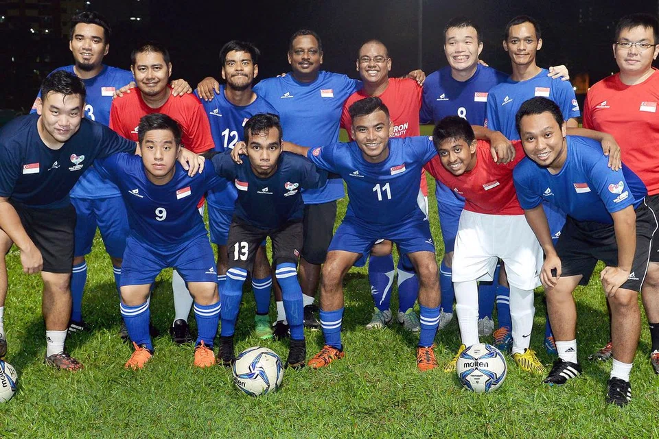 GOTONG-ROYONG: Skuad bola sepak CP berharap usaha mereka selama ini berjaya meningkatkan kesedaran awam tentang sukan pilihan mereka ini dan kemampuan sebenar golongan kurang upaya. - Foto-foto TAUFIK A. KADER