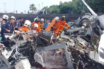 Anggota Jabatan Bomba dan Penyelamat Malaysia mengeluarkan mayat mangsa yang tersepit dalam nahas dua helikopter milik Angkatan Tentera Malaysia (ATM) bertembung sebelum terhempas di Kem Tentera Laut Diraja Malaysia (TLDM) Lumut, Perak, pada 23 April.