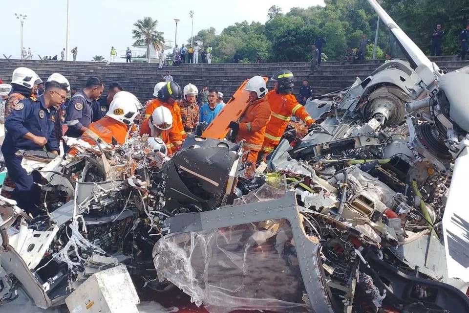 Anggota Jabatan Bomba dan Penyelamat Malaysia mengeluarkan mayat mangsa yang tersepit dalam nahas dua helikopter milik Angkatan Tentera Malaysia (ATM) bertembung sebelum terhempas di Kem Tentera Laut Diraja Malaysia (TLDM) Lumut, Perak, pada 23 April.
